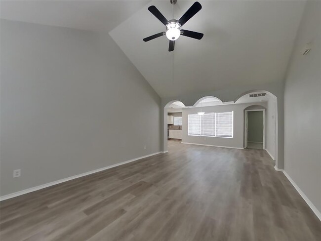 Building Photo - 5514 Rio Ramos St