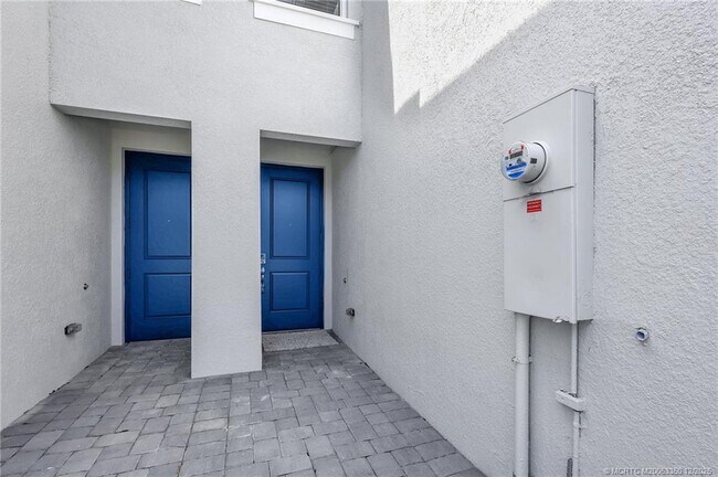 Building Photo - 5767 SE Edgewater Cir