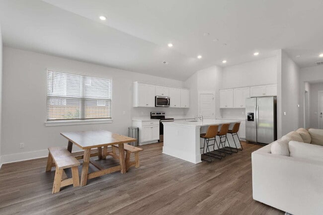 Building Photo - Spacious 4 Bedroom Home in Blake Farm