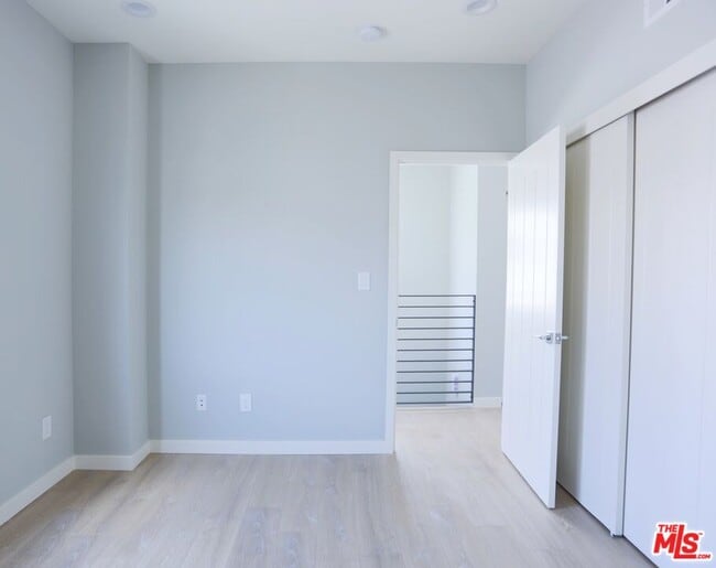 Building Photo - 1242 Beachwood Dr