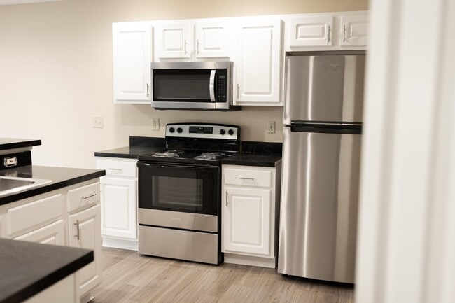 Building Photo - 5008 Stratford Pine Ln