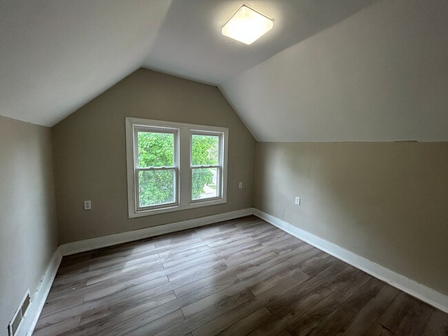 Building Photo - 3 Bed 1 Bath house in Rock Island
