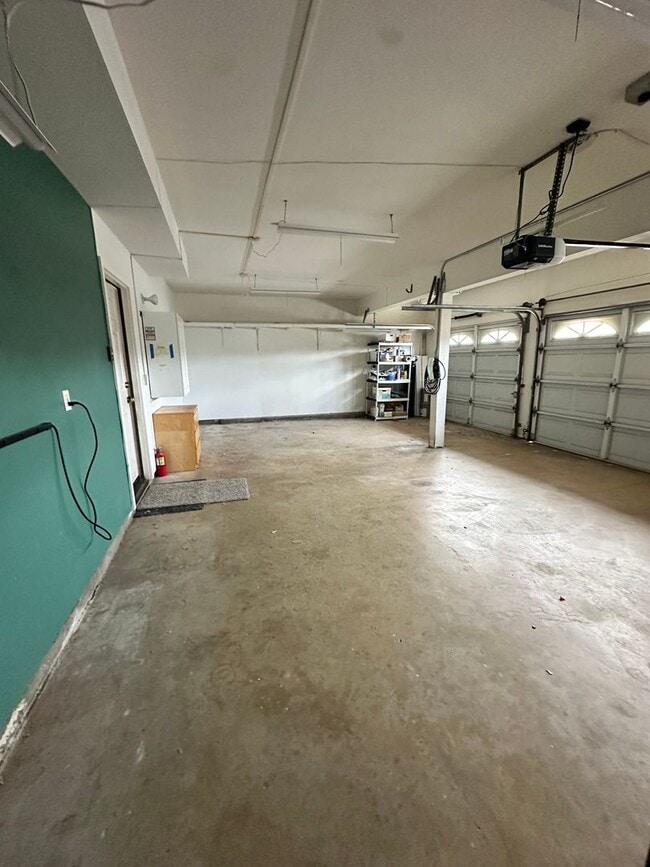 Building Photo - Spacious Living with Room to Grow