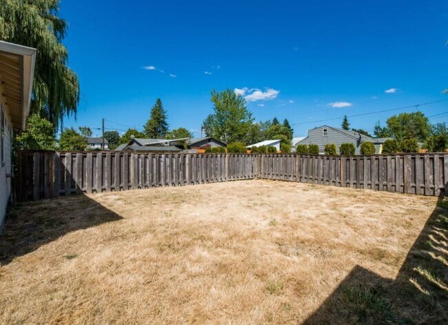 Building Photo - 410-12 Harrison St, Newberg