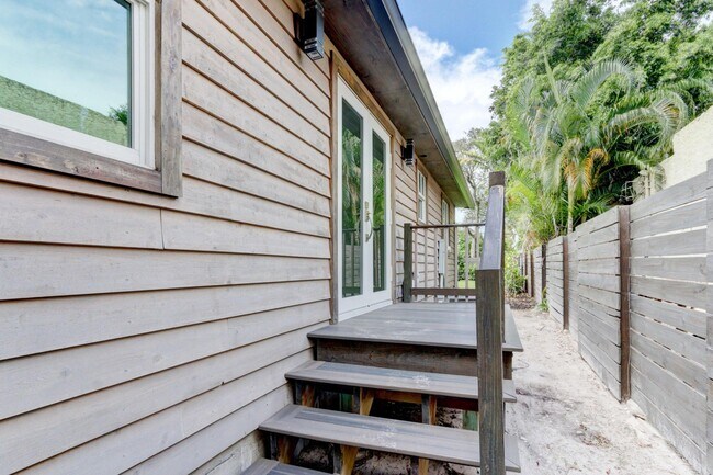 Building Photo - 833 Ardmore Rd