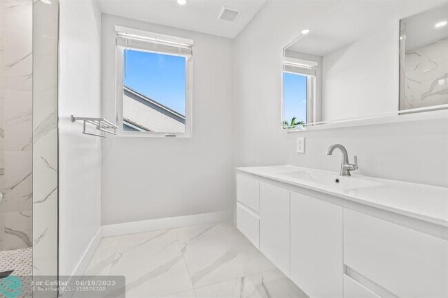 Building Photo - 2808 NE 30th St