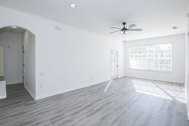 Building Photo - Stone Bridge