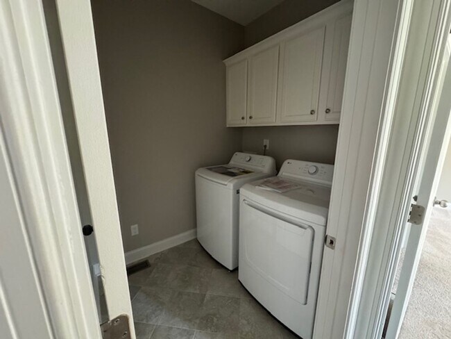 Building Photo - Like New and Move-in Ready!!