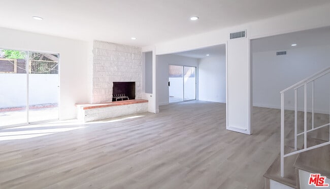 Building Photo - 823 S Detroit St