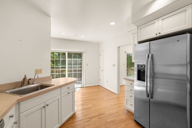 Building Photo - 3 Bed 3.5 Bath - Rockville Townhome - 2 Ca...