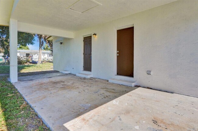Building Photo - 3431 NW 5th Pl