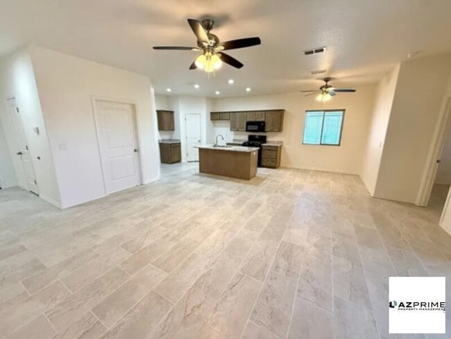 Building Photo - Spacious 4 bedroom