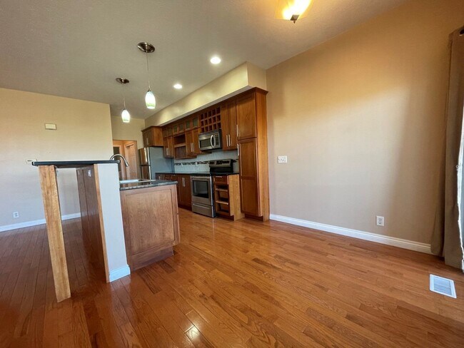 Building Photo - Town Home For Rent Bellevue!