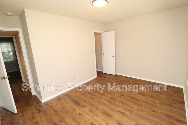 Building Photo - 3905 Lexington Dr