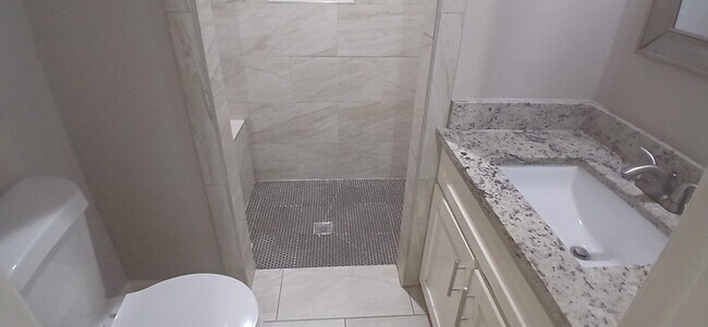 Building Photo - Beautiful 7 beds 3 baths in Ryanwood!