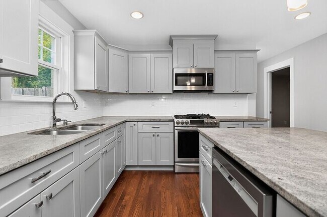 Building Photo - Charming 3BD/2BA Bungalow in Druid Hills!
