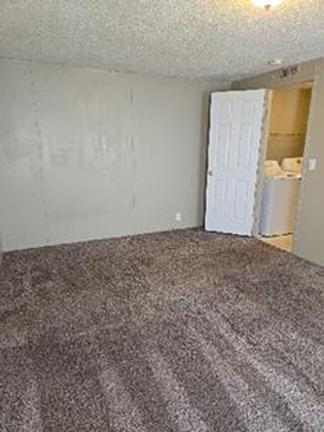 Building Photo - STUDENTS WELCOME! $300 Rent Credit if Lease Starts before 7/1/26!