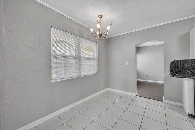 Building Photo - 1811 Park Lake St