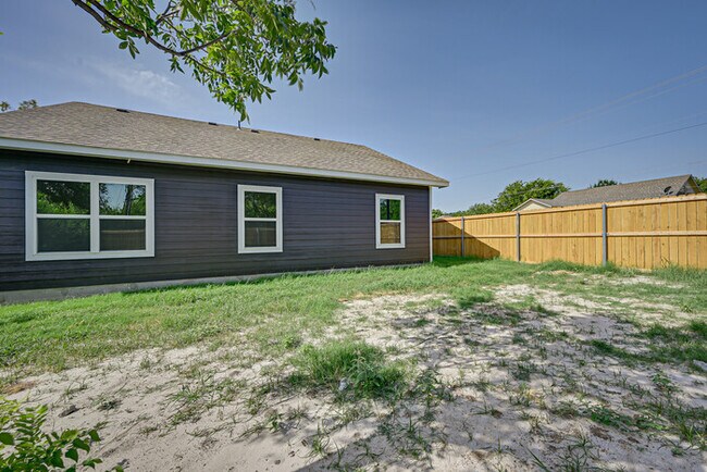 Building Photo - NO ADMIN FEE- SAVINGS OF $300.00!