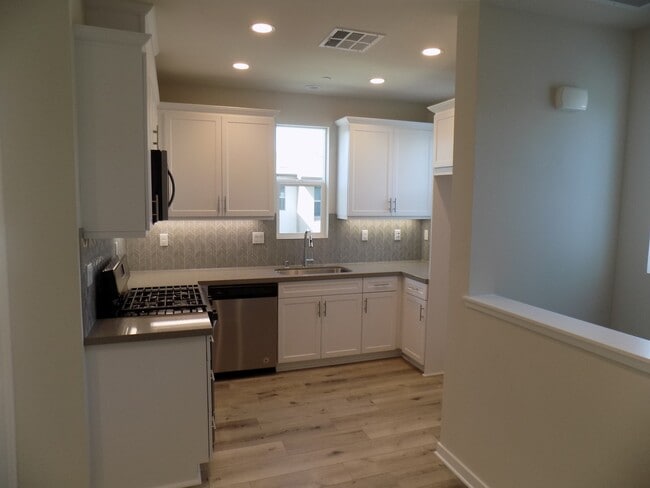 Building Photo - Beautiful 1 Bedroom 1 Bath Condo in Ranch ...