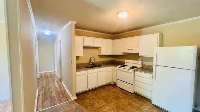 Building Photo - 2 bedroom 1 bathroom duplex in Columbia wi...