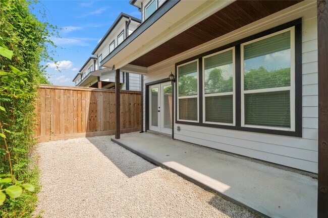 Building Photo - 1028 Melneeka Ln