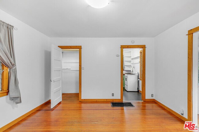 Building Photo - 2540 1/2 Glen Green St