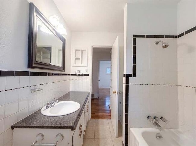 Building Photo - 509 Robinhood Dr