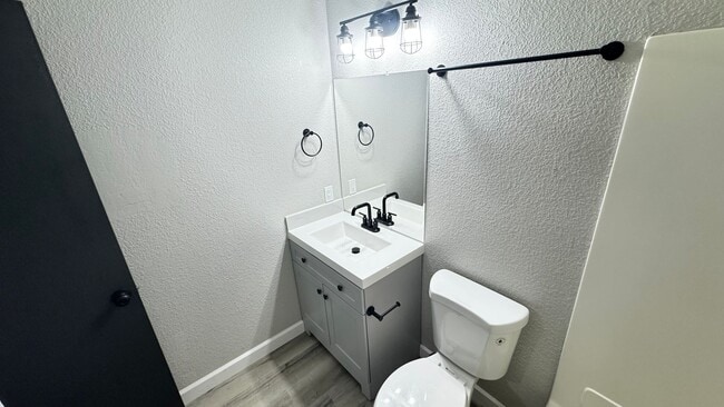 Building Photo - 2 Bedroom , 1 Bathroom Apartment!