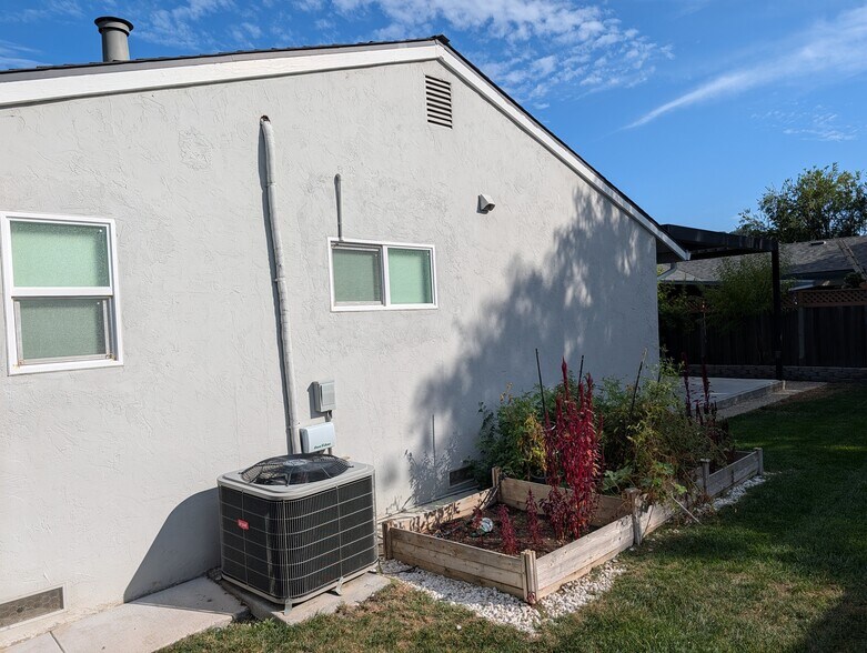 Building Photo - 487 Tuscarora Dr