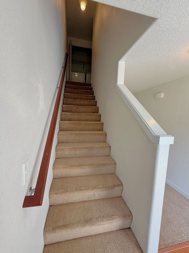 Building Photo - Spacious 3 Bed/2.5 Bath Home in Walnut Grove area!