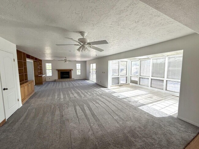 Building Photo - AVAILABLE AUGUST 4TH- RENT - 5 BDRM - 5 1/2 BATH - VIEWS VIEWS VIEWS