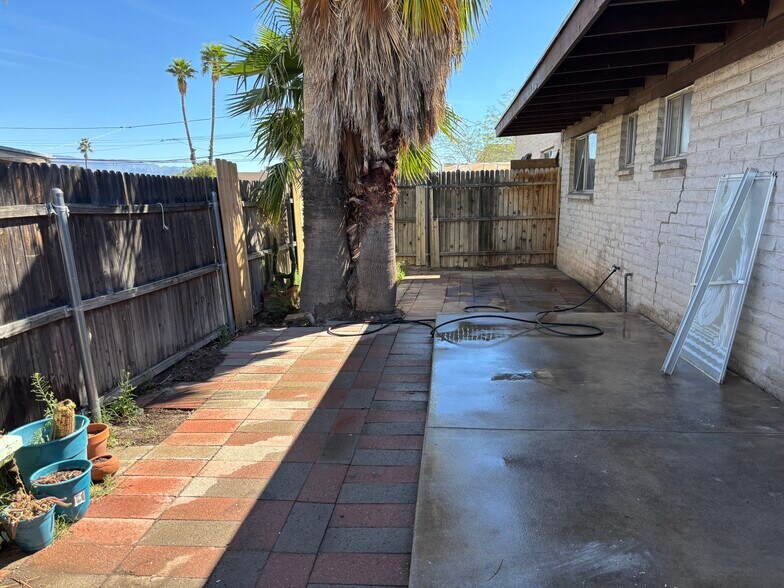 Building Photo - 2818 N Fontana Ave