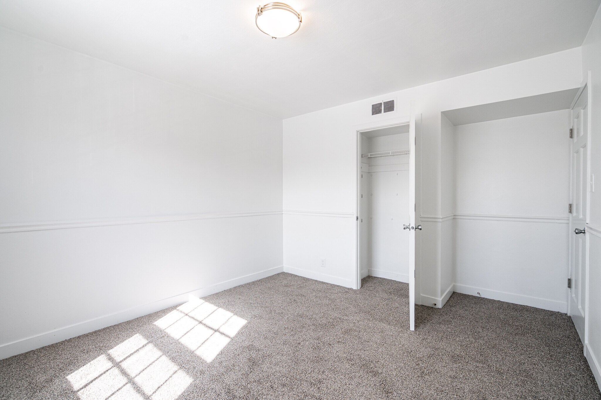Building Photo - 4304 N Sheffield Ave