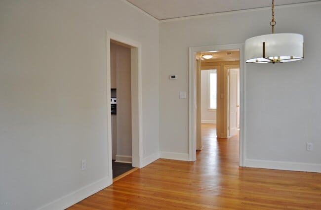 Building Photo - 2262 Myra St