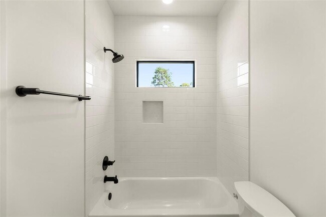 Building Photo - 1038 W 31st St