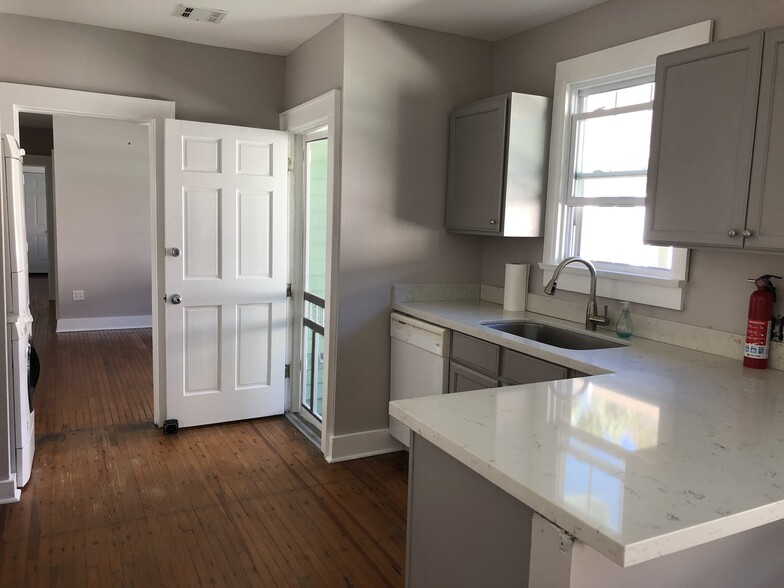 kitchen and side door to yard - 5834 Catina St