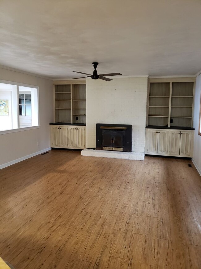 Building Photo - 3 Bedroom 2 Bath Home in Point Harbor Avai...