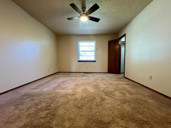 Building Photo - 1329 NE 20th Pl