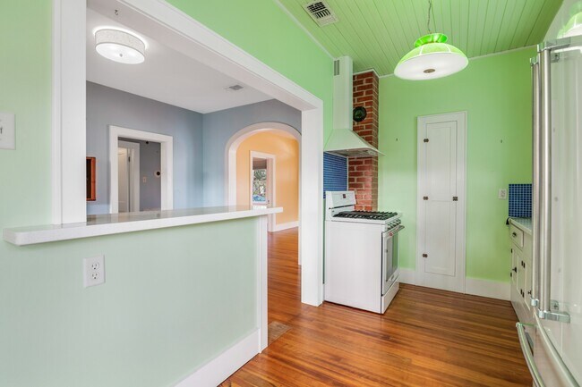 Building Photo - 4823 Fannin Dr