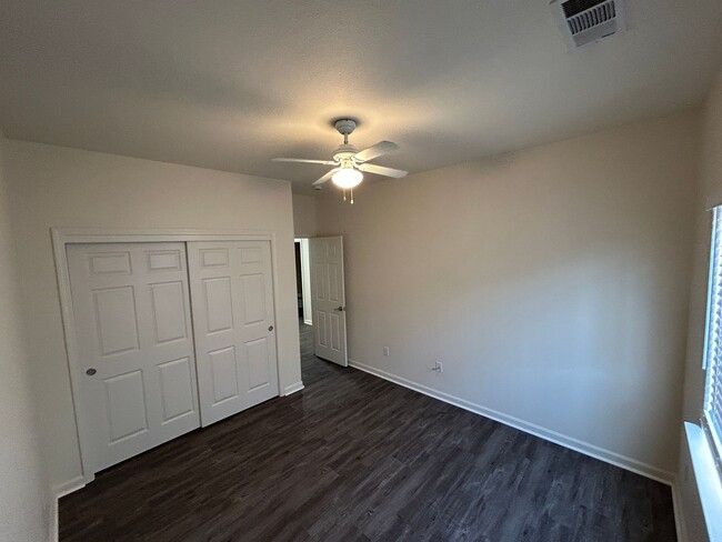 Building Photo - Spacious 4 bedroom home in Lemoore