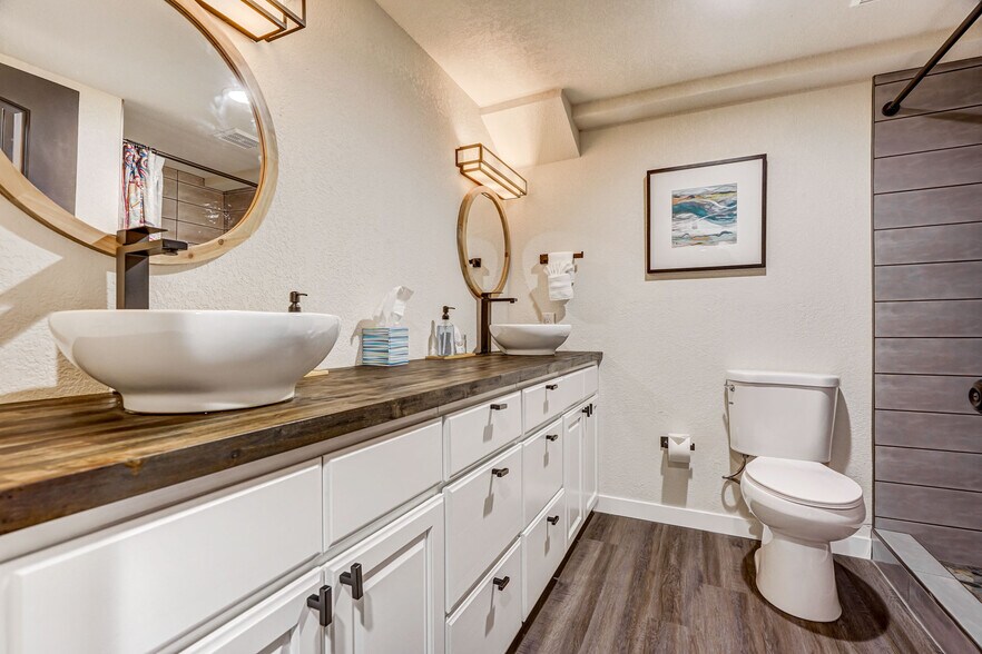 Downstairs Apartment Bathroom - 2022 Woodburn St
