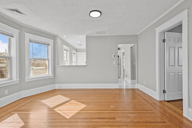 Building Photo - Completely Renovated 2 Bedroom in Elmhurst!