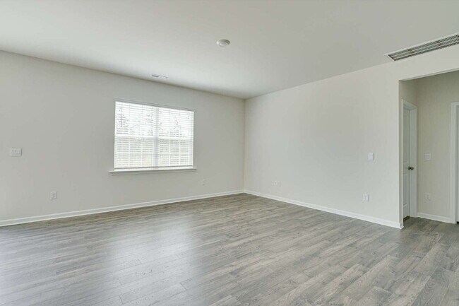 Building Photo - "Spacious 5-Bedroom Haven in Fuquay-Varina!"