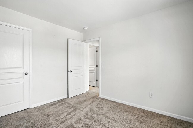 Building Photo - WONDERFUL TOWNHOUSE IN CARY-3 BEDROOMS 2 1...