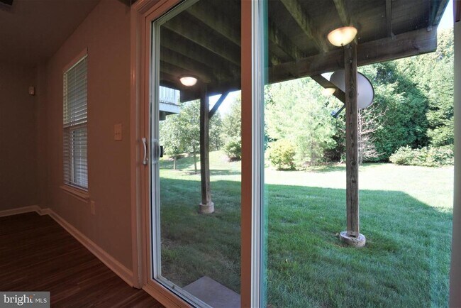 Building Photo - 900 Susan Cir