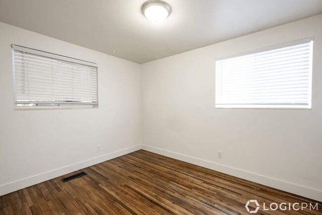 Building Photo - Stunning Single Family Home In Excellent L...