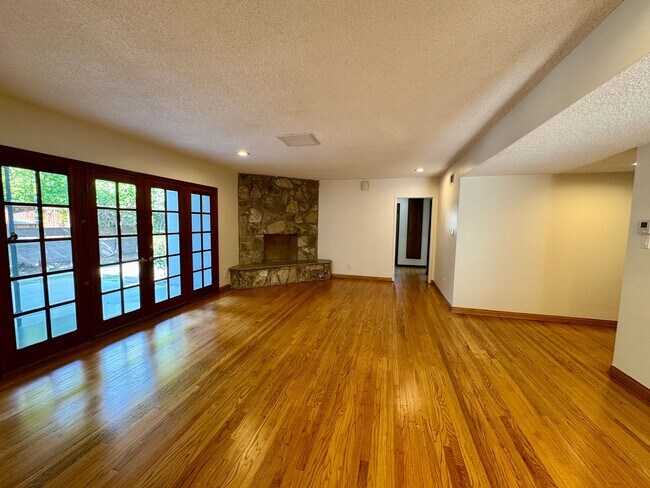 Building Photo - Charming 4-Bedroom Home on a Quiet Tree-Lined Street in Valley Glen