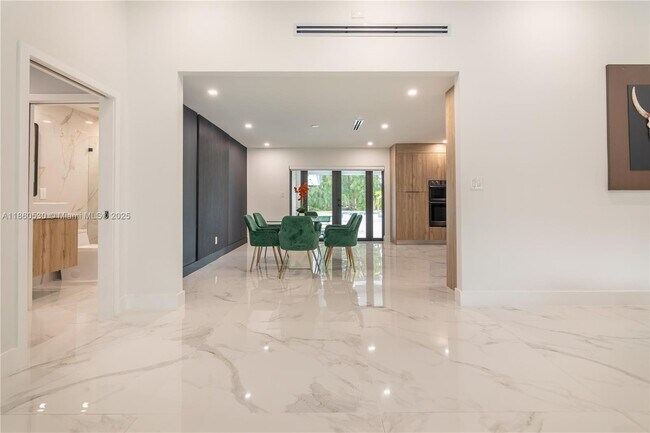 Building Photo - 3850 SW 130th Ave