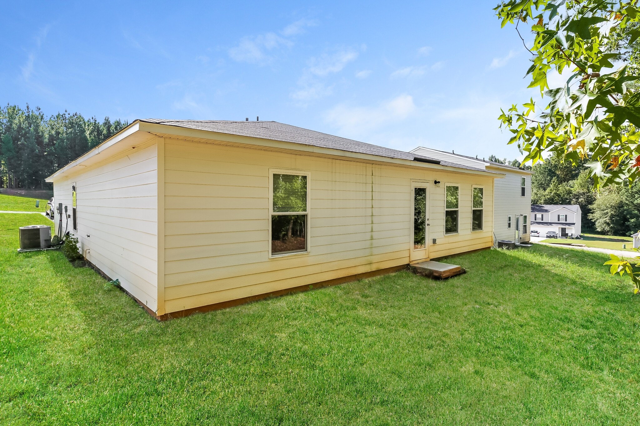 Building Photo - 161 Queens Cir